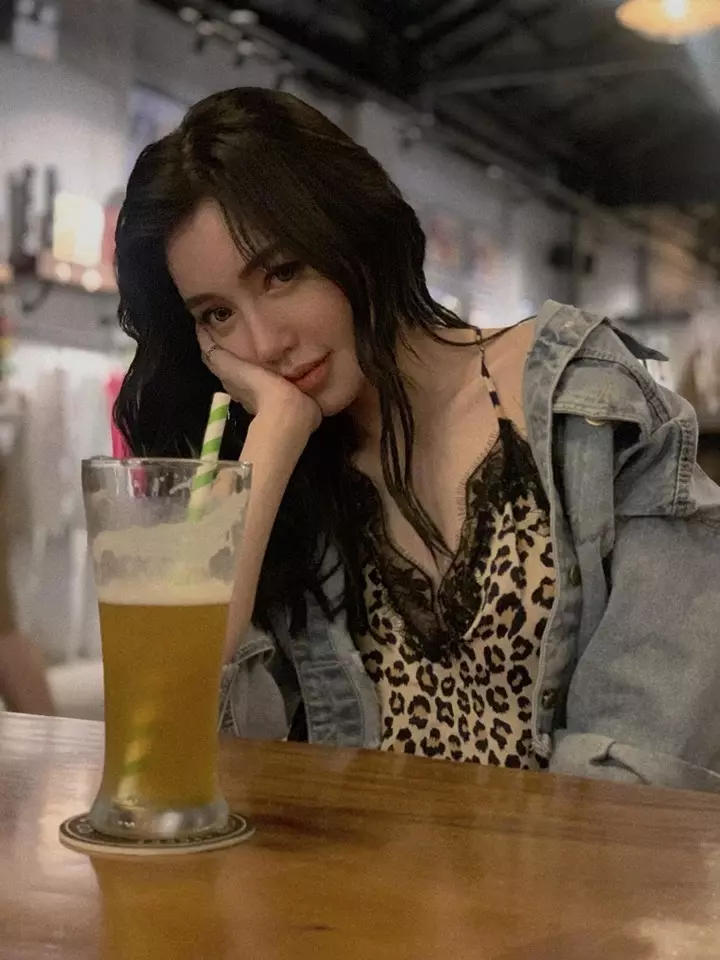 hình ảnh con gái buồn uống bia vô cùng xinh