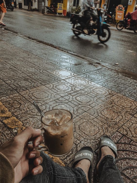 Cafe Điện Ảnh Tình Thơ BUỒN Anh về đây đợi em nơi góc phố Quán cà phê buồn ngày đó bên nhau Anh kêu ly đen em gọi cốc nâu Tuy
