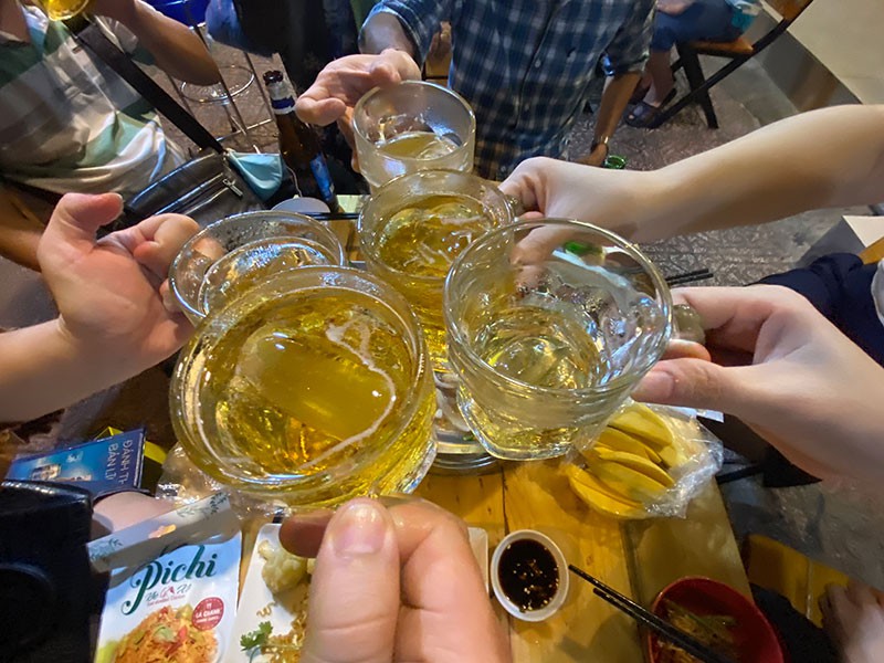 Cụng ly bia: Hình ảnh này sẽ khiến bạn thèm muốn một cụng ly bia đầy hương vị và mát lạnh. Xem ngay để khám phá danh sách những quán cà phê đáng chú ý ở Việt Nam.