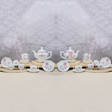 Ấm trà màu trắng họa tiết hoa sen hồng in logo Mekoong ATILGMK65