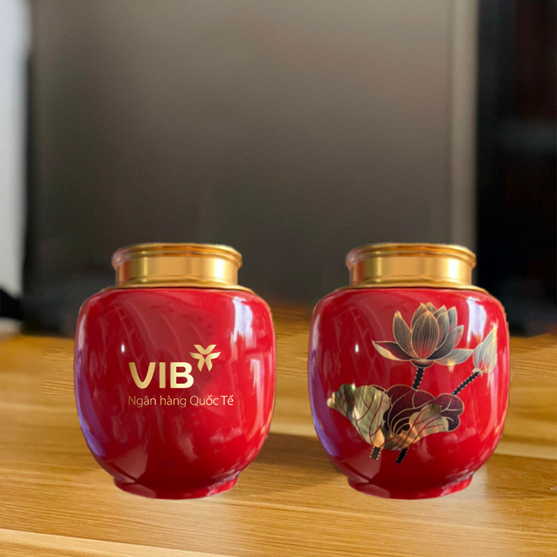 Hũ trà màu đỏ vẽ vàng hoa sen – logo VIB ATILGMK110