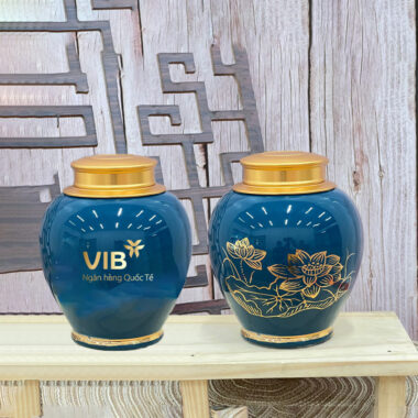 Hũ trà màu xanh dương nhạt vẽ vàng hoa sen - logo VIB ATILGMK98