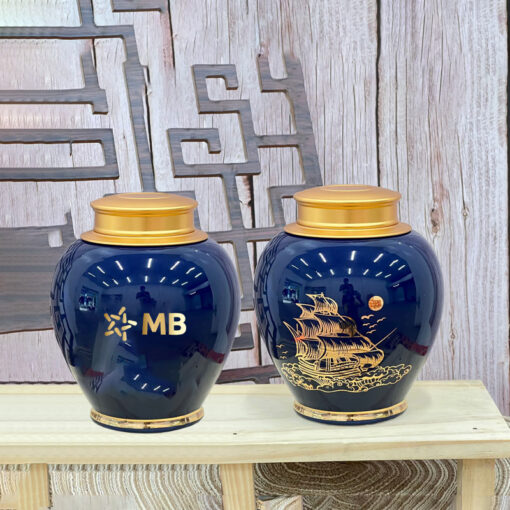 Hũ trà màu xanh dương vẽ vàng thuyền buồm - logo MB ATILGMK100