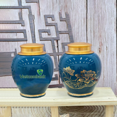 Hũ trà màu xanh ngọc đại dương vẽ vàng hoa sen in logo Vietcombank ATILGMK35