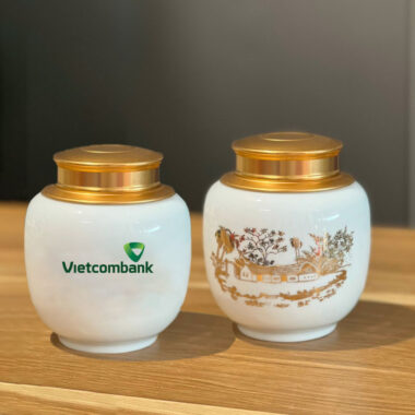 Hũ trà trắng vẽ vàng làng xưa in logo Vietcombank ATILGMK47