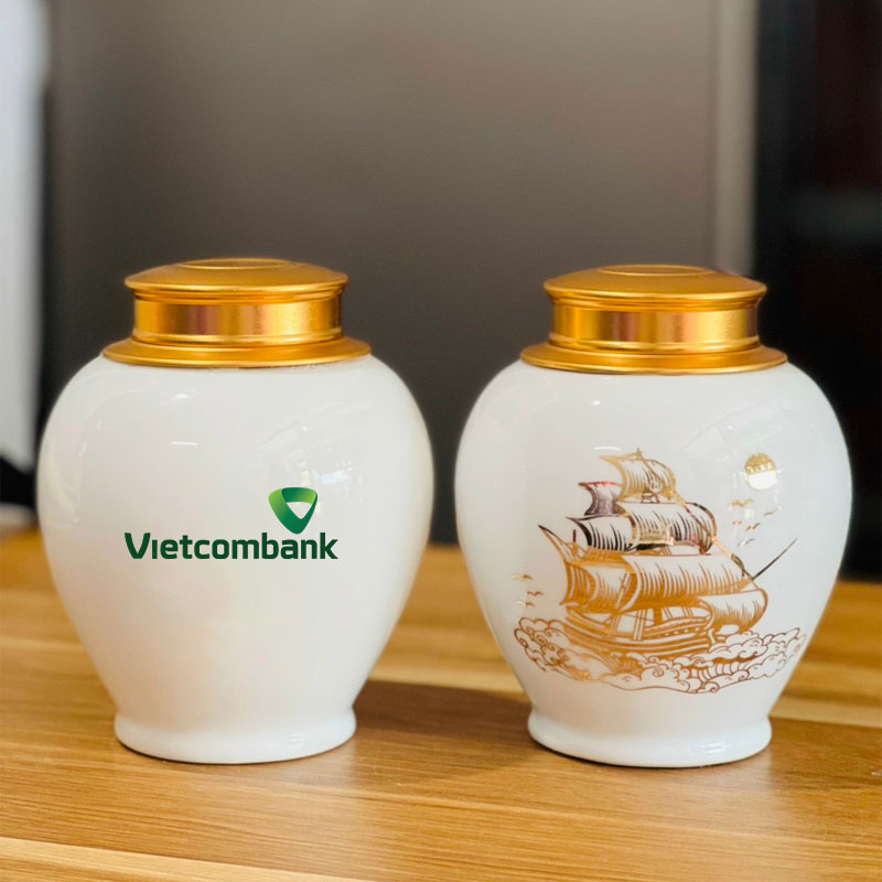 Cùng xem hình ảnh Logo Vietcombank để hiểu rõ hơn về nhận diện thương hiệu của ngân hàng này. Logo của Vietcombank là một biểu tượng độc đáo mang trên mình những giá trị triết lý vô cùng ý nghĩa, đồng thời cũng tôn vinh bản thân của ngân hàng.