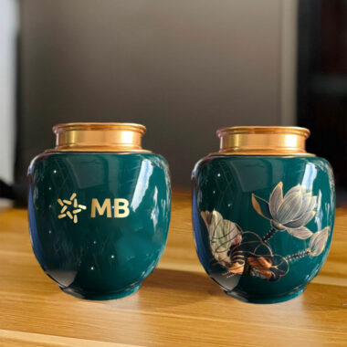 Hũ trà xanh đậm vẽ vàng hoa sen - logo MB ATILGMK112