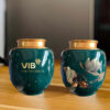 Hũ trà xanh đậm vẽ vàng hoa sen - logo VIB ATILGMK114