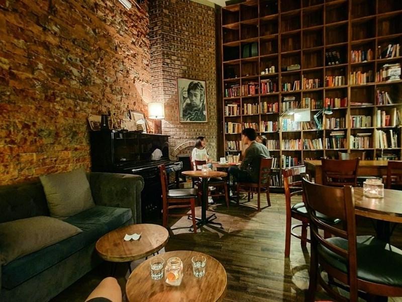 Những lưu ý khi thiết kế quán cà phê sách