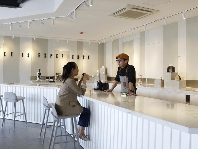 Thiết kế quán cà phê góc phố phong cách tối giản