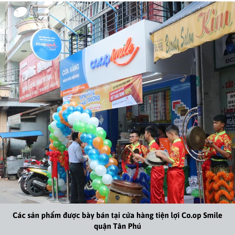 Các sản phẩm được bày bán tại cửa hàng tiện lợi Co.op Smile quận Tân Phú