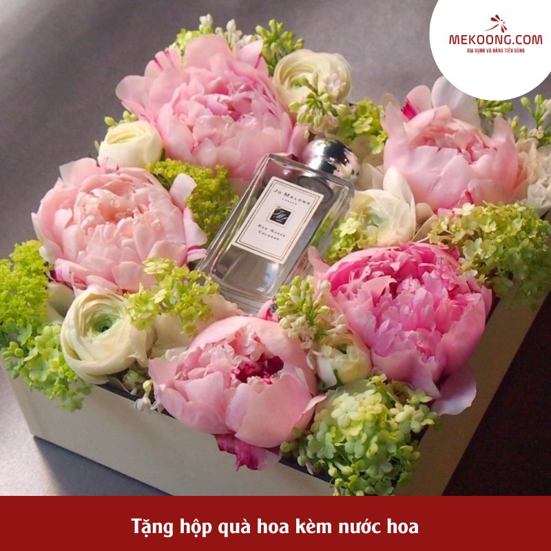 Tặng hộp quà hoa kèm nước hoa