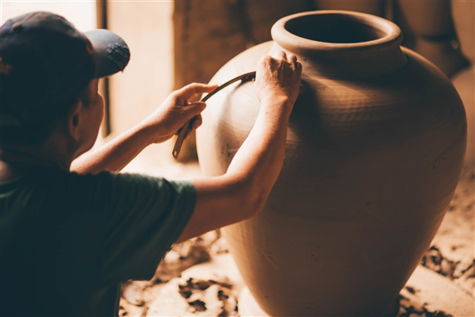 Tỉ mẩn quy trình tạo hình gốm của những người thợ lành nghề