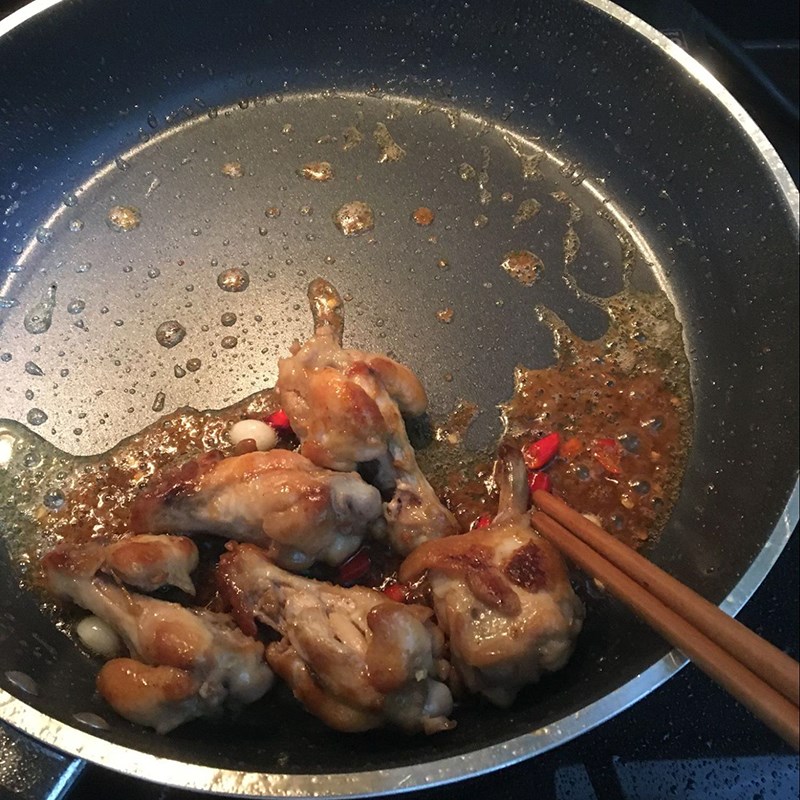 Bước 3: Chiên cánh gà với nước mắm ớt tỏi 